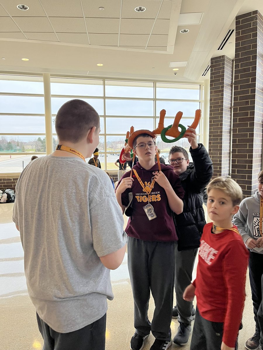 CumbeeMs's tweet photo. What a fun meeting!! Today at our Best Buddies meeting, we shared our “Lights of Kindness” and got to play many exciting games with our buddies.#HCMSTIGERS157c #ilbestbuddies #157c https://t.co/AJxRdEH04E