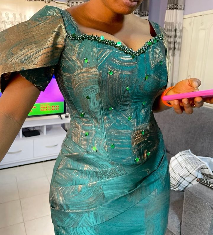 deesclasiq_'s tweet photo. Client’s cam 📸🤝❤️🥰🔥
Pretty wedding guest😍❤️🔥
Dress made by us @_deesapparel
#ghanawedding #ghfashion #fashion #love #brocadedress #brocade #weddingseason https://t.co/GiLKV8pIYU