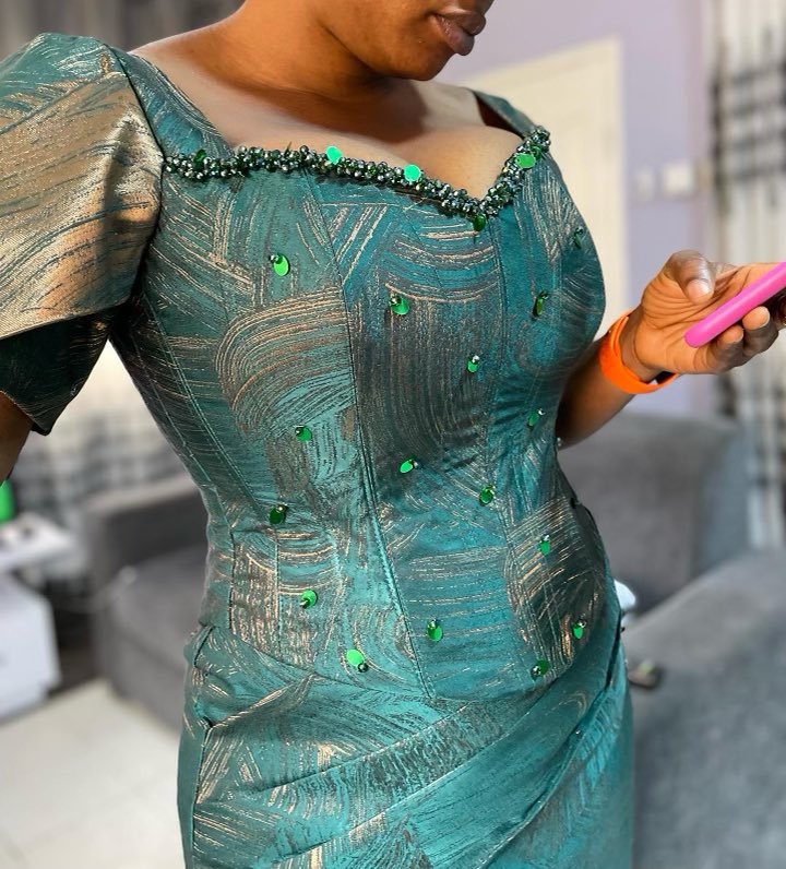 deesclasiq_'s tweet photo. Client’s cam 📸🤝❤️🥰🔥
Pretty wedding guest😍❤️🔥
Dress made by us @_deesapparel
#ghanawedding #ghfashion #fashion #love #brocadedress #brocade #weddingseason https://t.co/GiLKV8pIYU