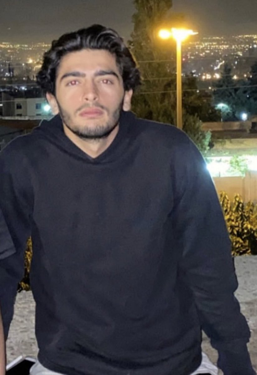 barayeHme's tweet photo. چرا با چاقو زدیش؟
-من چاقو نداشتم.
+کجا زدیش؟
-من دنبال بقیه رفتم من نزدم.
+چرا بجای اینکه نجاتش بدی با چاقو بهش حمله کردی؟
-من چاقو نداشتم.
+ایشون از متهمان ردیف اول هستند.
خواهش میکنم صدای #میلاد_آرمون باشین…
#مهسا_امینی https://t.co/lAQizcTdvs