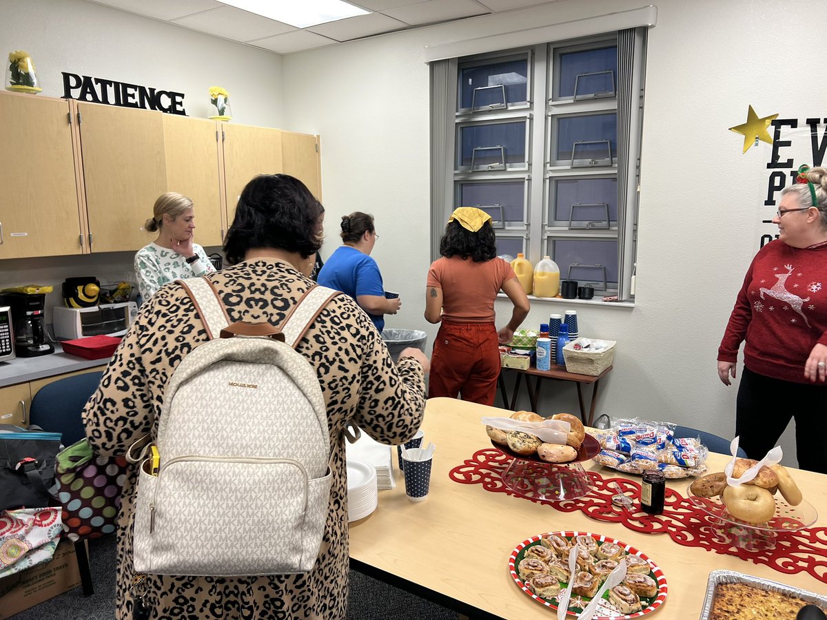 SOEbuzz's tweet image. Our SAC is AwwwMazing!!! This morning, they provided a delicious breakfast for the faculty and staff. They also shared prizes over 25 prizes! We are so grateful for our SAC and the love you all pour out! From the bottom of our hearts, THANK YOU!!!! 🥰🥰🥰