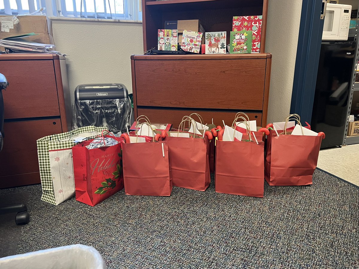 SOEbuzz's tweet image. Our SAC is AwwwMazing!!! This morning, they provided a delicious breakfast for the faculty and staff. They also shared prizes over 25 prizes! We are so grateful for our SAC and the love you all pour out! From the bottom of our hearts, THANK YOU!!!! 🥰🥰🥰