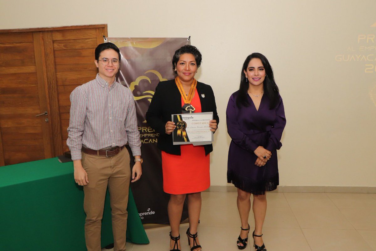 Durante el fin de semana se llevó a cabo la entrega de los reconocimientos "Guayacan de Oro" a emprendedores, empresarios, estudiantes, docentes e impulsores del #EcosistemaEmprendedor organizado por la <a href="/redemprendetab/">Red Emprende Tabasco</a>, la Dirección de Emprendimiento asiste por parte de #SEDEC 🚀