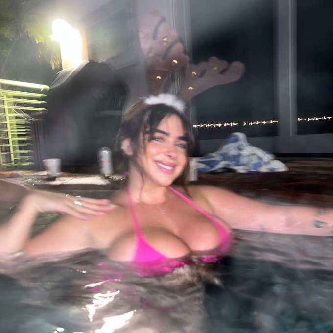 1 pic. Night swimming in laurel canyon 💦 https://t.co/VUPz01foWG