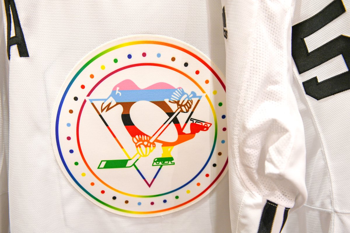 penguins's tweet image. During warmups tonight (and for the first time ever), Penguins players will wear a rainbow crest on the front of their jerseys.

Pride warmup jerseys will be available for auction later tonight and fundraising will benefit @YouCanPlayTeam and Hugh Lane Wellness Foundation.