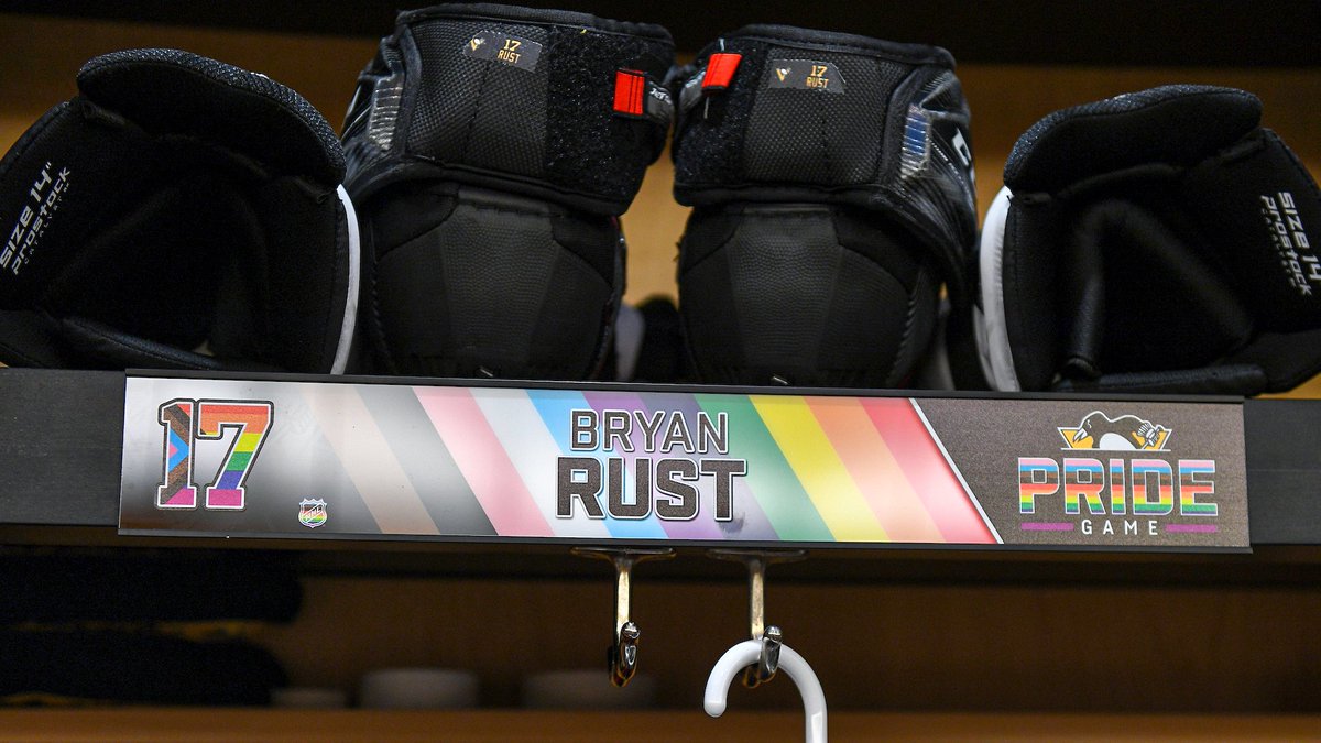 penguins's tweet image. During warmups tonight (and for the first time ever), Penguins players will wear a rainbow crest on the front of their jerseys.

Pride warmup jerseys will be available for auction later tonight and fundraising will benefit @YouCanPlayTeam and Hugh Lane Wellness Foundation.