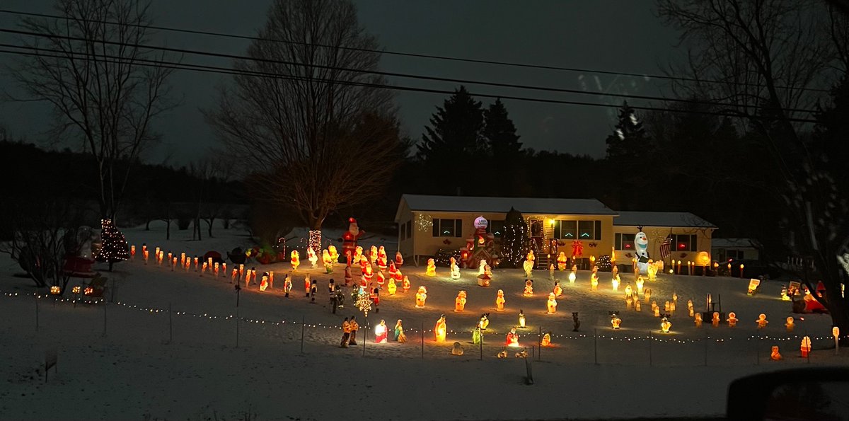 sreyyj's tweet photo. christmas house https://t.co/tM3nhEAeGt