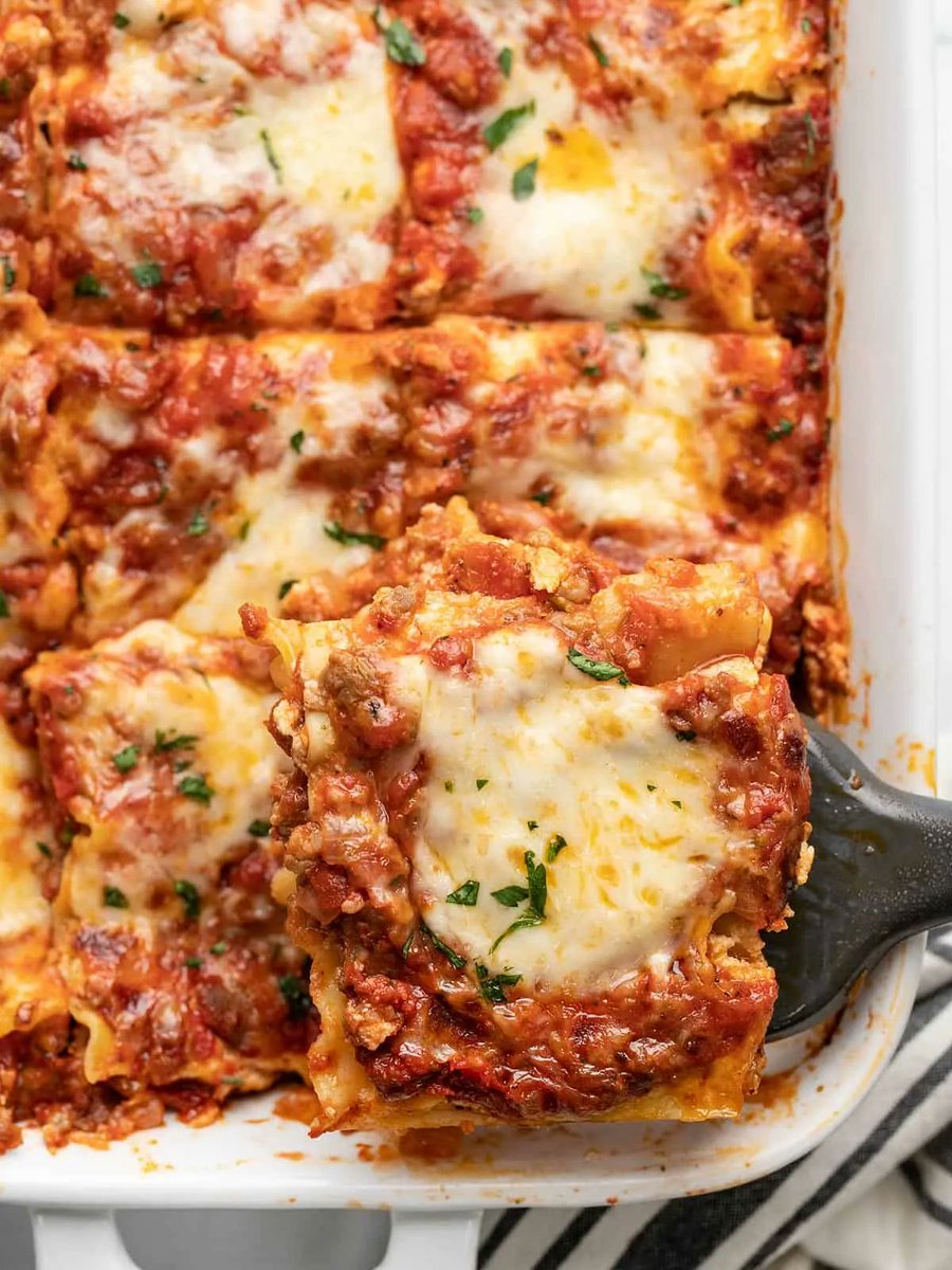 RECIPE 👉 budgetbytes.com/easy-homemade-… 
✨NEW✨ It's the season of ultimate cozy meals, and there is nothing cozier than warm cheesy lasagna. 😍  You can make this whole pan of Homemade Lasagna for the price of a single piece at a restaurant from the comfort of your home!