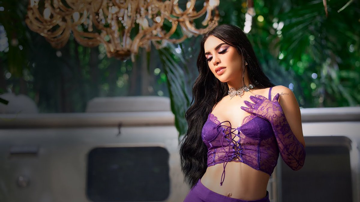 DeezerLatino's tweet photo. Hoy no es un lunes normal, porque hoy celebramos el HBD KIM LOAIZA 🎂🎈
y escuchamos #APRETON 😌 

https://t.co/A0kYEG4W72 https://t.co/KiDlln3ZZ5