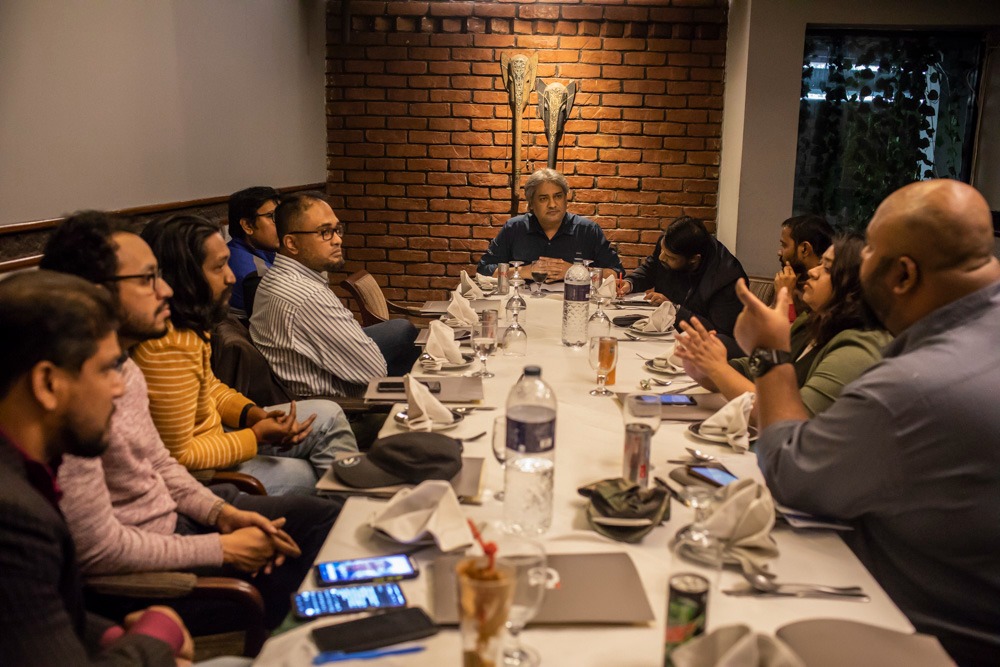 SJpapabear's tweet photo. A #BJIM envoy casually met an envoy of @crihere an @albd1971 thinktank, discussing politics and upcoming general election. Photo: Sazzad Hossain https://t.co/iH0xzN17cr