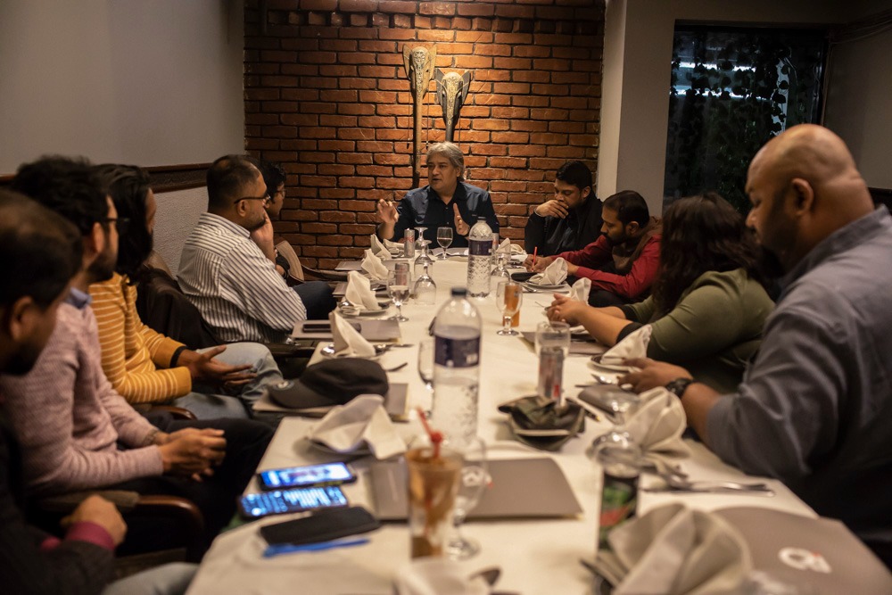 SJpapabear's tweet photo. A #BJIM envoy casually met an envoy of @crihere an @albd1971 thinktank, discussing politics and upcoming general election. Photo: Sazzad Hossain https://t.co/iH0xzN17cr