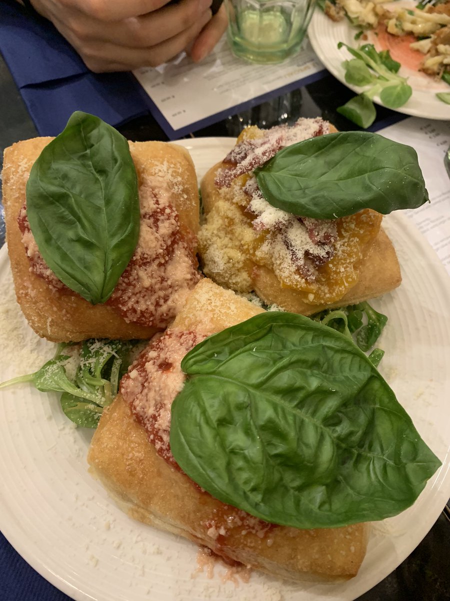 ROMOOD_'s tweet image. how perfect are 🤩

#foodporn #food #italianfood #italy #Napoli #Italian #foodie #27dicembre 
#pizza #basil