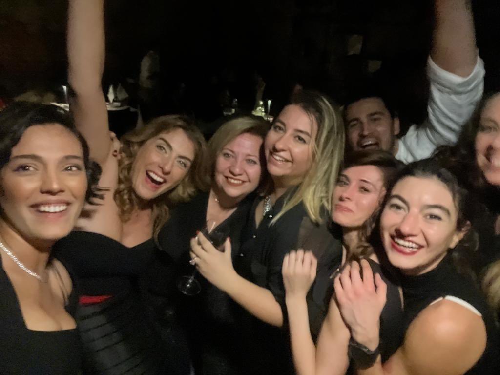 asmiragroup's tweet photo. Asmira Group geleneksel Yılbaşı Parti’sinde bu yıl da çok güldük, çok eğlendik.
Yoğun geçen muhteşem bir senenin sonuna gelirken, bu gece hepimize çok iyi geldi. ✨ https://t.co/5SlCrrzHg1