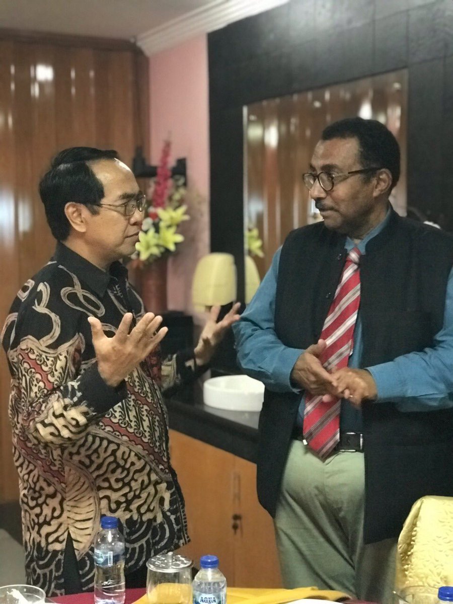 MayeOmar's tweet photo. Today, I was received by the Rector (Vice Chancellor) of Hasanuddin University, Makassar, Indonesia who warmly welcomed me to the University. We had productive exchanges on possible collaborative programmes between our two universities. https://t.co/xZiaw5Wfh9