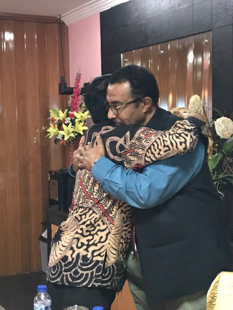 MayeOmar's tweet photo. Today, I was received by the Rector (Vice Chancellor) of Hasanuddin University, Makassar, Indonesia who warmly welcomed me to the University. We had productive exchanges on possible collaborative programmes between our two universities. https://t.co/xZiaw5Wfh9