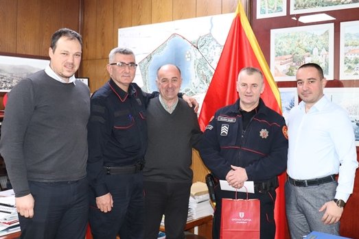OPljevlja's tweet photo. Za najboljeg policajca Odjeljenja bezbjednosti Pljevlja u 2022. godini proglašen je stariji policajac prve klase Gojko Jelovac. Njega i starješine danas su primili potpredsjednici Opštine Pljevlja Nenad Rubežić i Jasmin Čelebić i uručili mu novčanu nagradu. https://t.co/2aM6LeZjMk