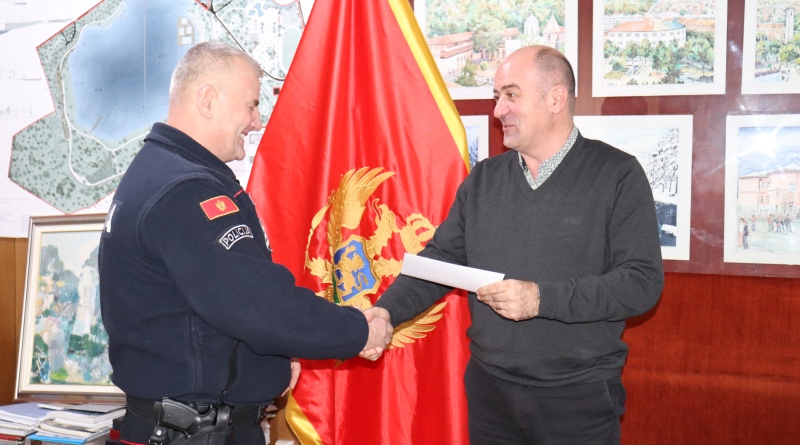 OPljevlja's tweet photo. Opština Pljevlja nagradila najboljeg policajca u 2022. godini

🔗https://t.co/BYITgIRguA https://t.co/TbzsUH18LY