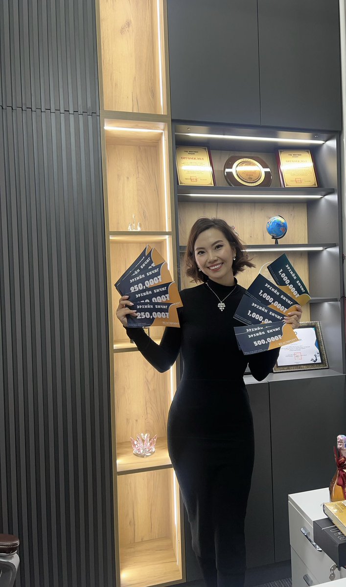 anuka_ujin's tweet photo. Аймар том компаний захирал бишлдээ магадгүй удахгүй 10,20 саяаар нь бэлэглэдэг болох байх гэхдээ энэ жилдээ 1,000,000 төгрөгний4 ажилтан 500,000 төгрөгний 2 ажилтан 250,000 төгрөгний 5 ажилтан тодрууллаа. Шинэ оноо сайхан угтагээ 🥰 https://t.co/wbPUAgk75X