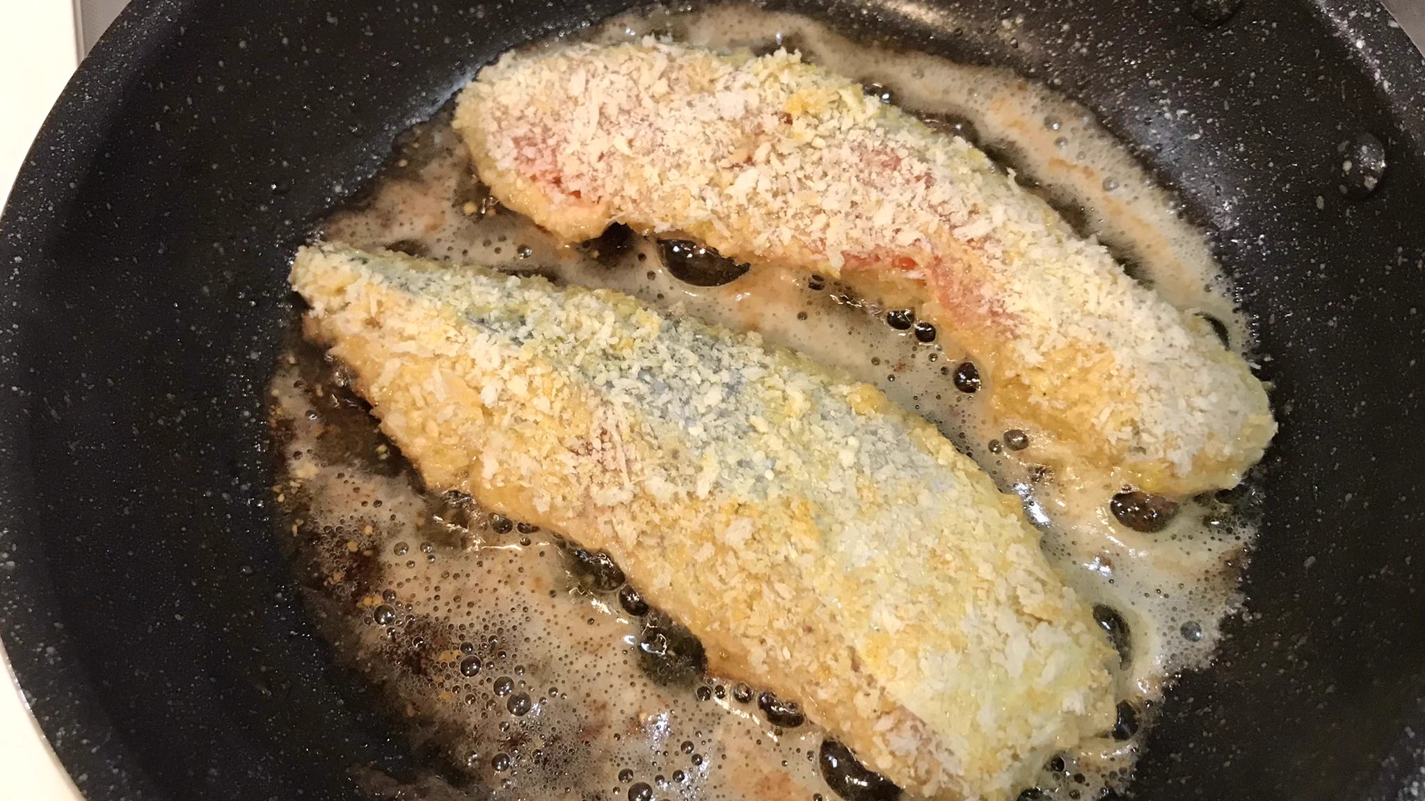 これを作れば間違いなし！？「鮭のサクサクカレー焼き」。