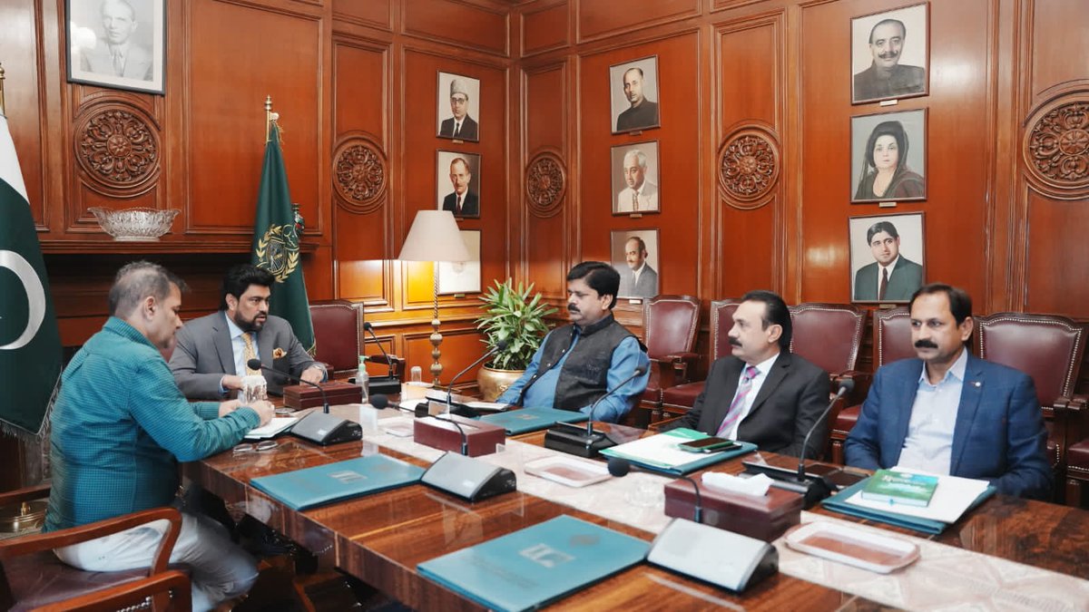 harissyed86's tweet photo. گورنر سندھ کامران ٹیسوری سے ایڈمنسٹریٹر کراچی ڈاکٹر سیف الرحمن، ایڈمنسٹریٹر حیدرآباد فاروق خان، ایڈمنسٹریٹر ایسٹ شکیل احمد اور ایڈمنسٹریٹر کورنگی محمد شریف کی ملاقات

شہر قائد اور حیدرآباد میں صفائی ستھرائی، جاری ترقیاتی منصوبوں اور اس ضمن میں درپیش مشکلات پر تبادلہ خیال

#Sindh https://t.co/fAKA5qxWZB