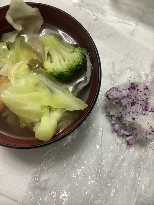 食べかけのおにぎりとコンソメスープ(●'ω`●) 