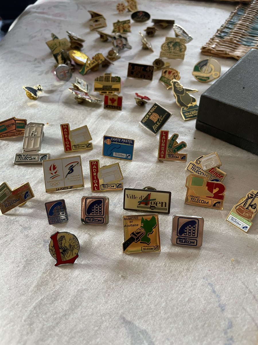 Collection de pins de mon père (parents PTT les deux): on y retrouve de vieilles cabines, de vieux téléphones, et ces ancêtres d’Internet, un Minitel et Numeris, le réseau qui n’a pas marché ! #francetelecom #vintage #internet