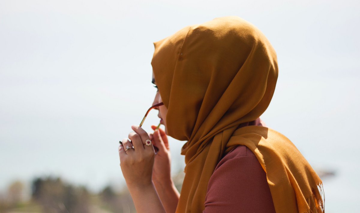 Ceritm's tweet image. 'Draag een hoofddoek op 1 februari.' Die oproep doet World Hijab Day aan alle niet-islamitische vrouwen ter wereld. Het jaarlijkse event roept op tot solidariteit tussen vrouwen met en zonder hijab. buff.ly/3Wst4B9