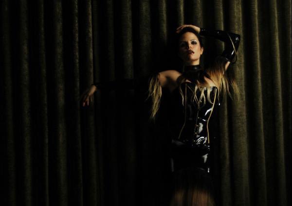 AnomalyZero0's tweet photo. Dance through the darkness and light #jillianann #anomalyzero #anomaly #musican #designer #model #muse #latex #actress https://t.co/gq8N13pDK6