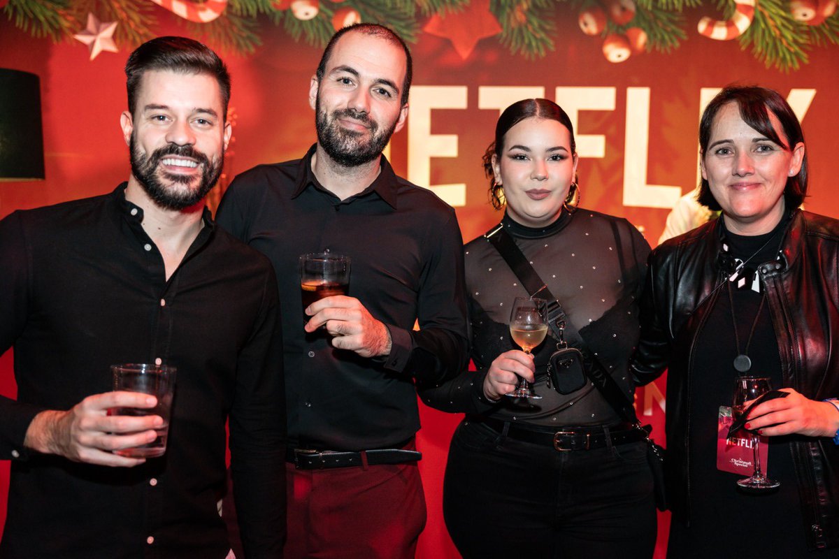 almulizana's tweet photo. De la fiesta que nos preparó Netflix en Navidad #XmasNetflix 💕✨🎄 https://t.co/ag13XVxnPh