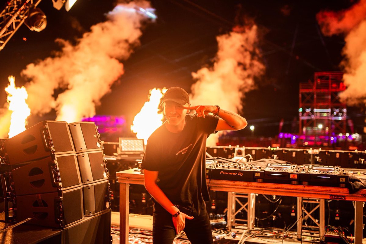 DreambeachFest's tweet photo. Coone ya se ha convertido en todo un clásico en #Dreambeach 🔥🔥 Su conexión, carisma y sonrisa, ¡se respiran durante todos sus sets! https://t.co/m63oJoTPOF