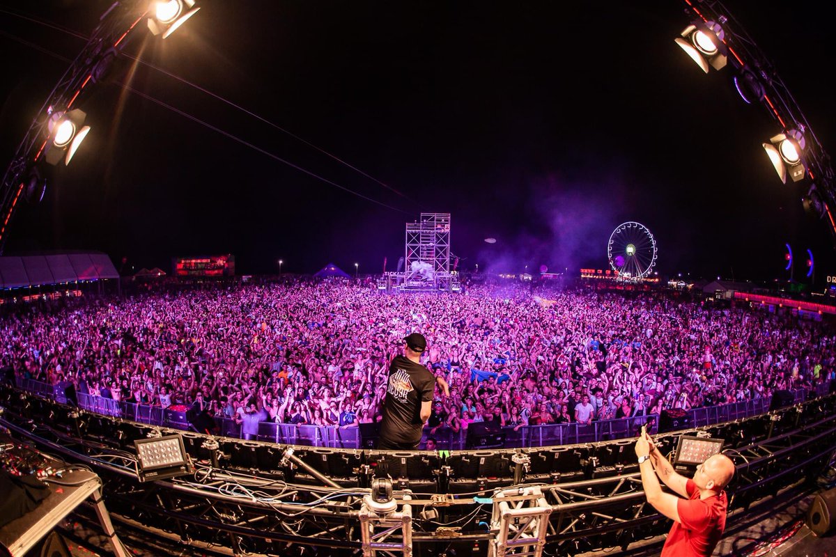 DreambeachFest's tweet photo. Coone ya se ha convertido en todo un clásico en #Dreambeach 🔥🔥 Su conexión, carisma y sonrisa, ¡se respiran durante todos sus sets! https://t.co/m63oJoTPOF