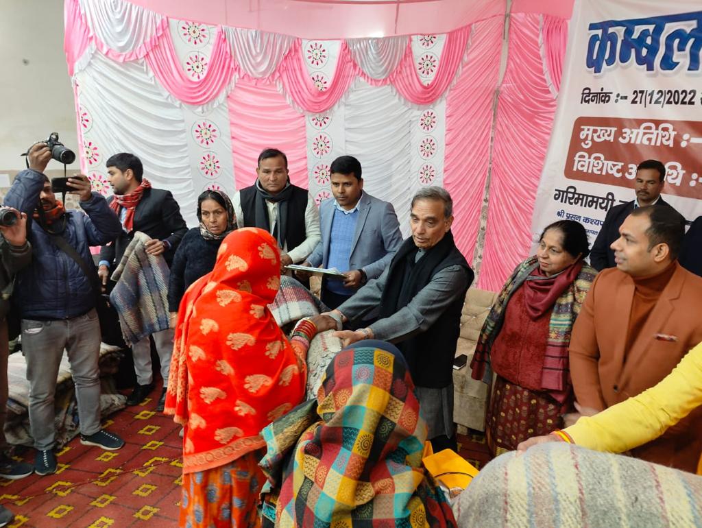 BagpatDm's tweet photo. आज मा० सांसद @dr_satyapal जी ने  निराश्रितों व  बुजुर्गों, यात्रियों सहित आम जनजीवन की सुरक्षा और सहायता के लिय निराश्रित, जरूरतमंद लोगों को कंबल वितरित किए। https://t.co/GEGJcaV1ZM