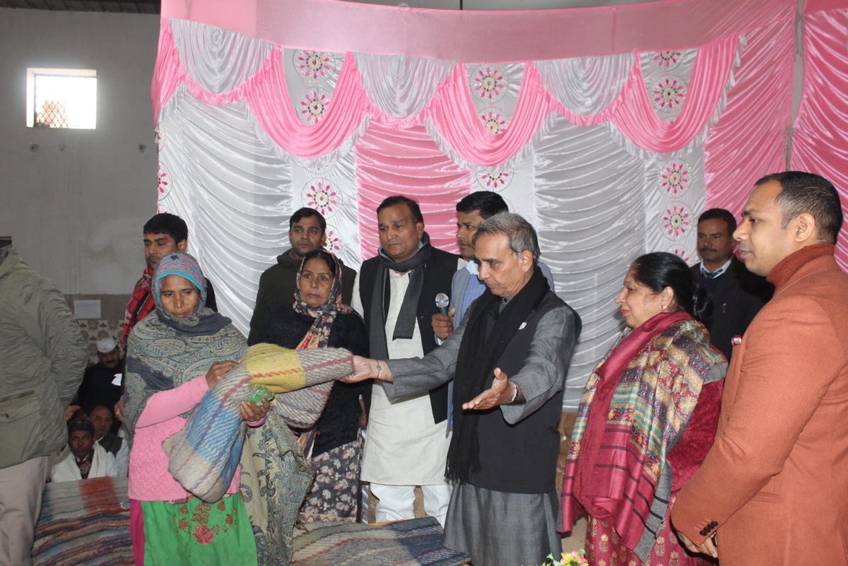 BagpatDm's tweet photo. आज मा० सांसद @dr_satyapal जी ने  निराश्रितों व  बुजुर्गों, यात्रियों सहित आम जनजीवन की सुरक्षा और सहायता के लिय निराश्रित, जरूरतमंद लोगों को कंबल वितरित किए। https://t.co/GEGJcaV1ZM