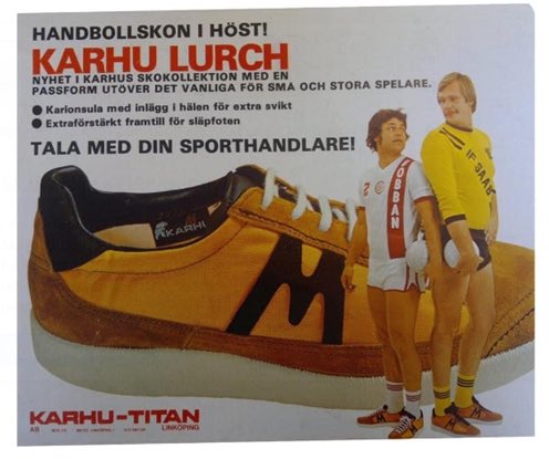 Såhär ska ett par sportskor marknadsföras!
Dessutom extra förstärkt för ”släpfoten”. 
(Vad tog det uttrycket vägen?) 
Tips för <a href="/snettinatbak/">Snett inåt bakåt</a> till ett avsnitt om två pionjärer inom svensk handbolls 70-tal, i skvalpvattnet av Bengan Boys, ”Bobban” &amp; ”Lurch”. 🫡
