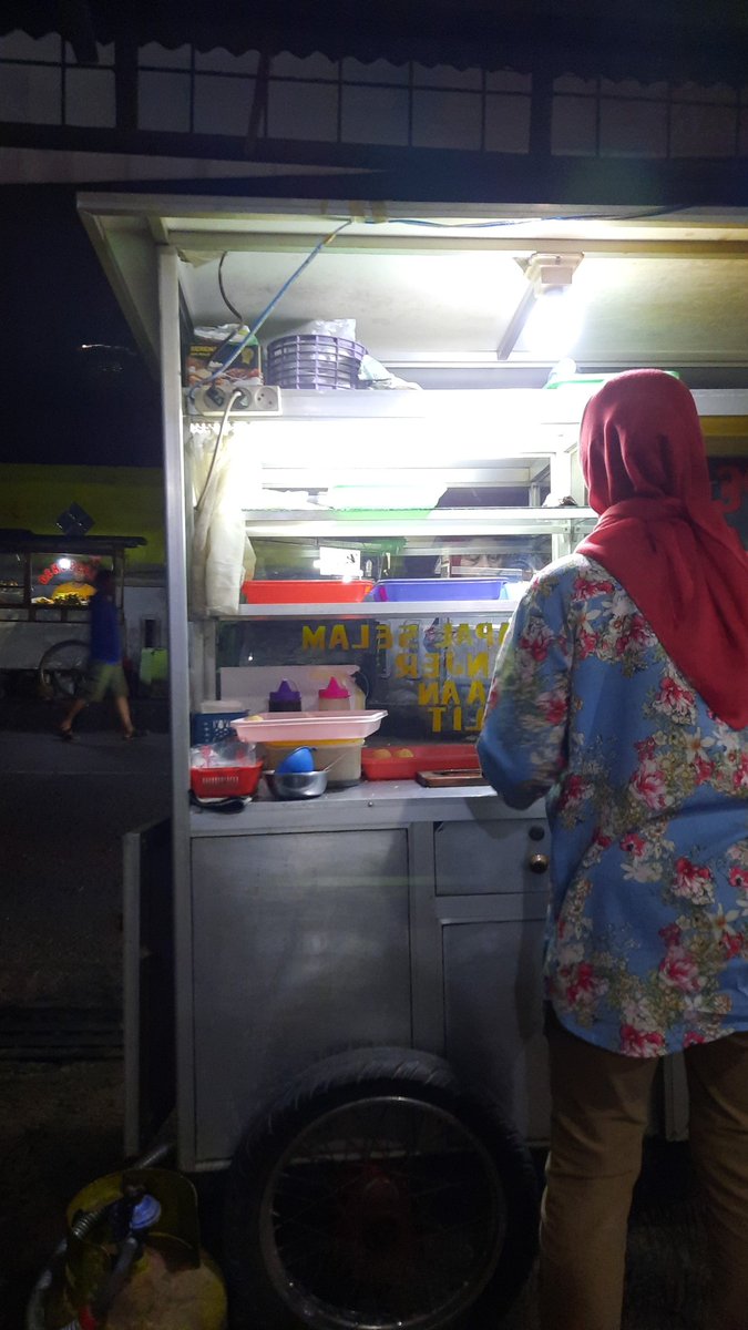 your00therhalf's tweet photo. finally pempek oma ilah:" kata oma skrg harganya naik, batinku blg aku rela kalo pempek oma harganya naik mh wkwkw soalnya asli enakk😭 https://t.co/kmZ9144BL9