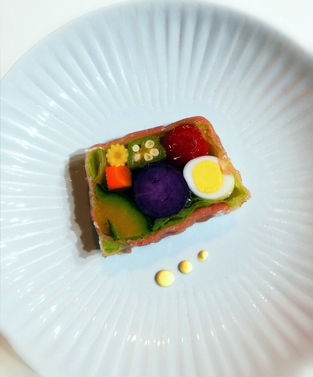 idecchikitchen's tweet photo. 『お野菜のおテリーヌ』
#テリーヌ　#野菜のテリーヌ
#うずら　#紫いも　#オクラ　#人参 #ヤングコーン　#カボチャ #ミニトマト #キャベツ　#生ハム 　#マヨネーズヨーグルトソース　#波佐見焼　#いでっちキッチン #ちかっぱうまい　#料理  #料理好きな人と繋がりたい #おうちごはん https://t.co/wNdUTElwj2