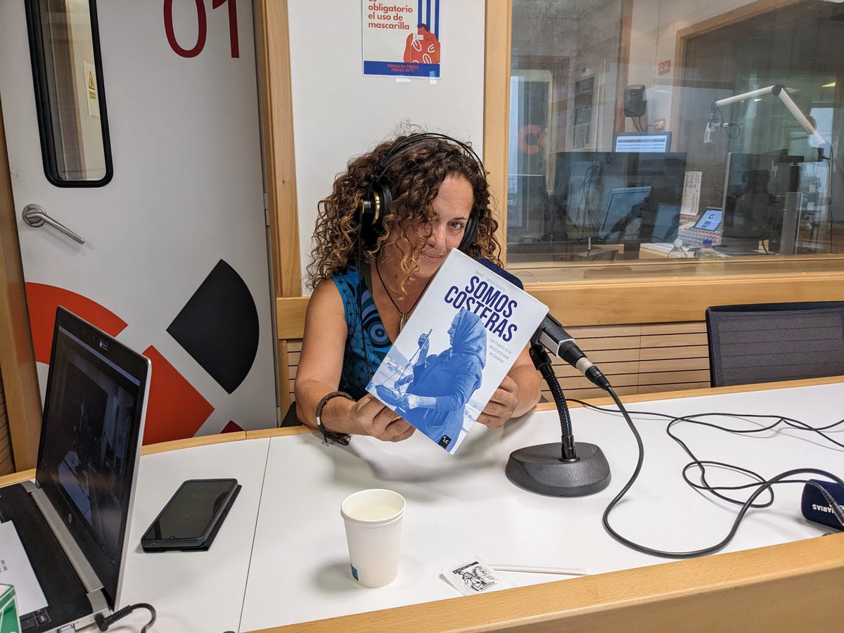 En nuestra #PuertaVioleta 🟪, hoy nos adentramos en el libro ‘Somos costeras’, una obra que aborda el mundo de las mujeres en la pesca artesanal de Canarias. 

Hablamos con su autora Gloria Cabrera. 

📻 <a href="/Una_UnoCR/">Una+UnaCR</a> 
📡 rtvc.es/en-directo/