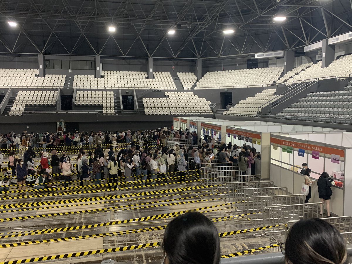 kenapa ga dari awal dibagi antrian tuker tiketnya per section sih??? gue yg section green itu kosong woy!!!! ini gue ngantri apaan yg green kosong begitu??!!! <a href="/mecimapro/">MCP</a> #BETHESUNinJKT