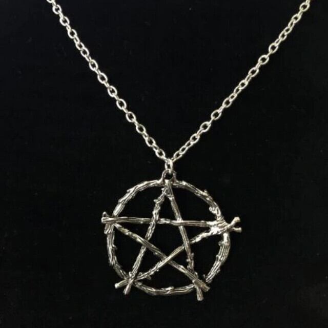 gothic_fetish's tweet photo. ╱
　閉店まであと2日❗️
【70%OFF】#閉店セール開催中📣
╲
【PENTAGRAMwigネックレス】

ラスト一点★
五芒星がモチーフのペンダント✡️
長めのチェーンで重ね着けもおすすめです。
https://t.co/JlMLVf2Pr5

#ネックレス #五芒星 https://t.co/fb1yyPoiI8