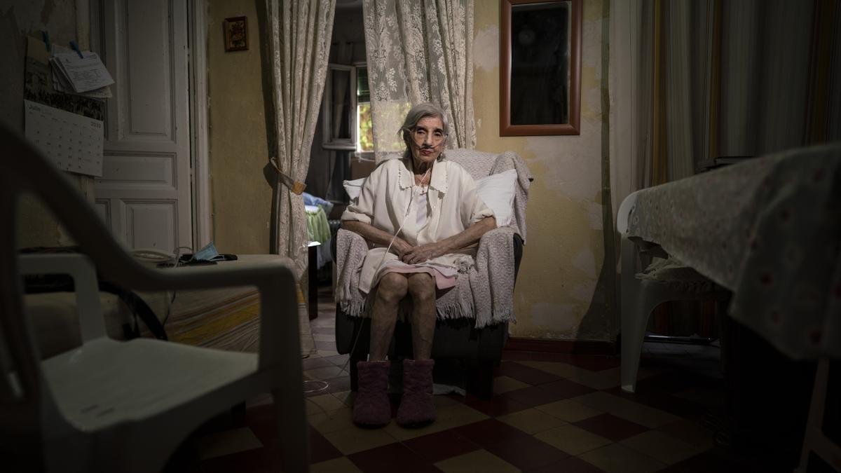 Tres mujeres relatan a <a href="/eldiarioes/">elDiario.es</a> es cómo afrontan su día a día en #soledad en Madrid. Las visitas de voluntarios como <a href="/GrandesAmigos__/">Grandes Amigos ONG</a> son fundamentales para aliviar la angustia del aislamiento.
eldiario.es/madrid/largos-…