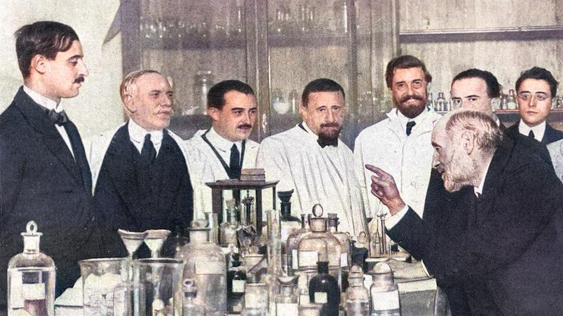 Doctor_Bacteria's tweet photo. Cajal y la labor científica y docente.

"Incompleta fuera la actividad del científico si se contrajera exclusivamente a actuar sobre las cosas; opera también sobre las almas.

Buena parte de la labor del maestro debe ser empleada en forjar discípulos que le sucedan y le superen. https://t.co/kV07VIQssb