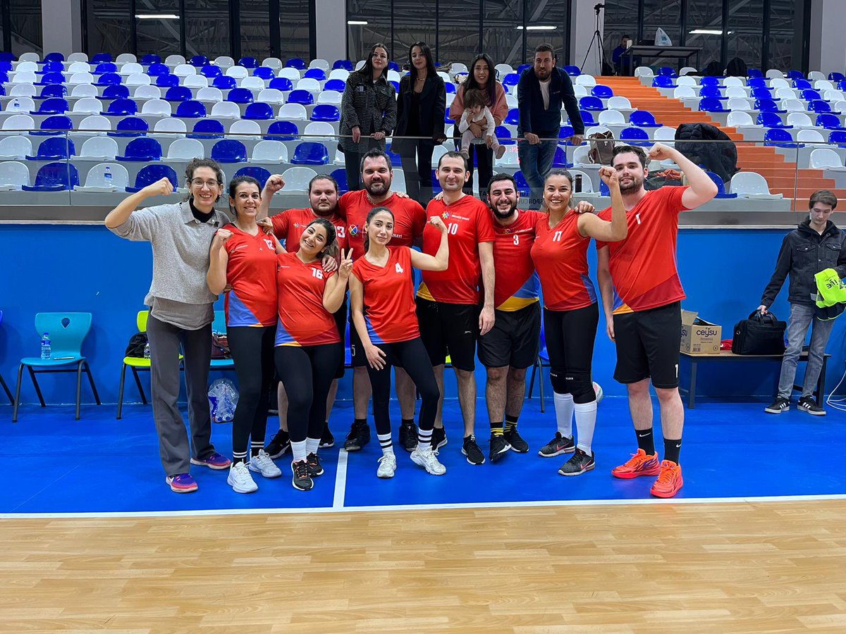 GOSD_Antalya's tweet photo. Antalya Organize Sanayi Bölgesi tarafından düzenlenen Antalya OSB CUP Firmalar Arası Voleybol Turnuvası'nda Genç Organize Sanayi Derneği voleybol takımı olarak ilk galibiyetimizi aldık. #gencosd https://t.co/EkFnFcWPWe