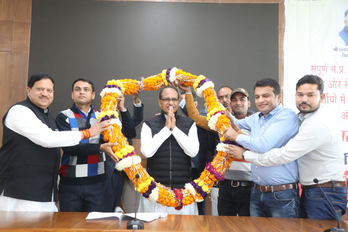 CMMadhyaPradesh's tweet image. ईडब्ल्यूएस आरक्षण संघ, मध्यप्रदेश ने आज मुख्यमंत्री निवास पहुंच कर मध्यप्रदेश के निर्धन सामान्य वर्ग को सभी भर्तियों में 10% आरक्षण और न्यूनतम उत्तीर्ण अंक में छूट दिए जाने के निर्णय के लिए मुख्यमंत्री श्री @ChouhanShivraj का अभिनंदन किया।