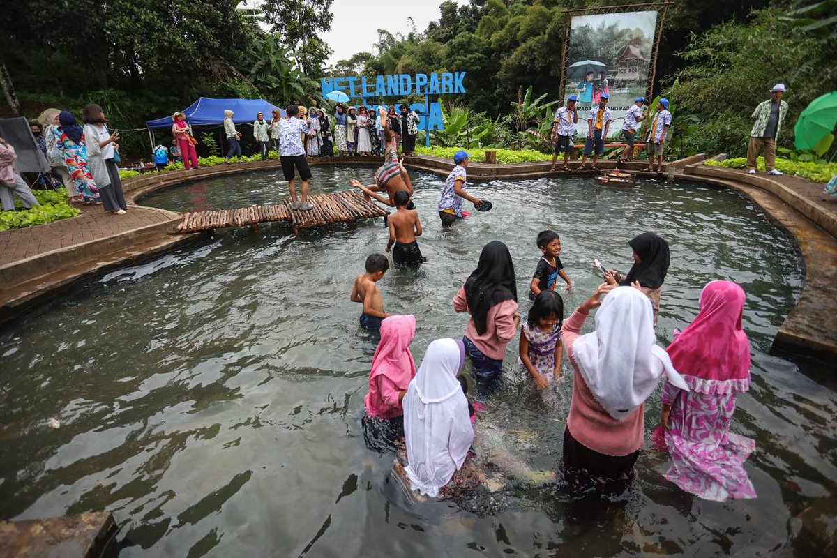 halo_bandung's tweet photo. Wilujeng sonten Wargi Bandung

Kolam Retensi Wetland Park Ciraga Solusi Untuk Mengatasi Banjir  Sekaligus Tempat Wisata🙌🏻🏞

Kolam Retensi Ciraga Wetland Park bisa mengurangi dampak banjir yang terjadi di Kota Bandung dengan menyerap air sementara dan nantinya dialirkan kembali. https://t.co/SXUsVLI1sR