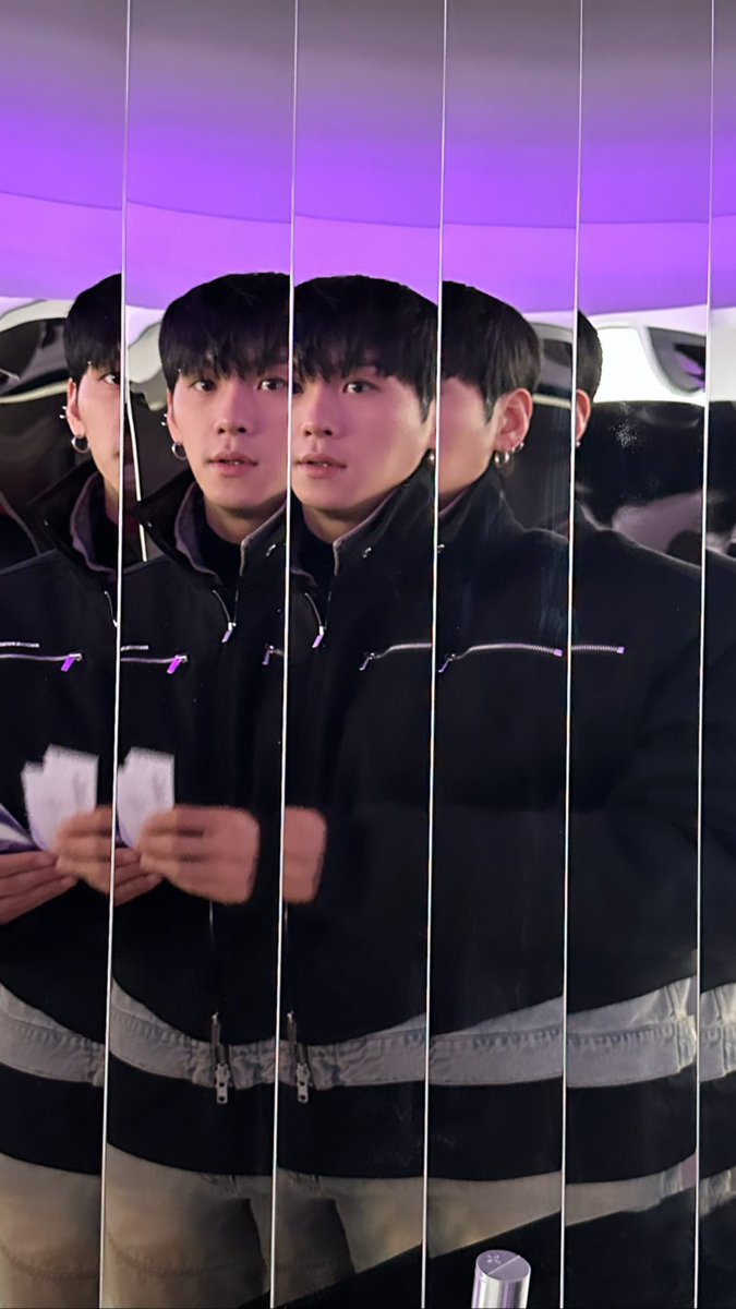 드기 인스스 스토리,,, 드기 머해 ㅋㅋㅋㅋㅋ 근데 얼굴은 오늘도 열일함,,🤍