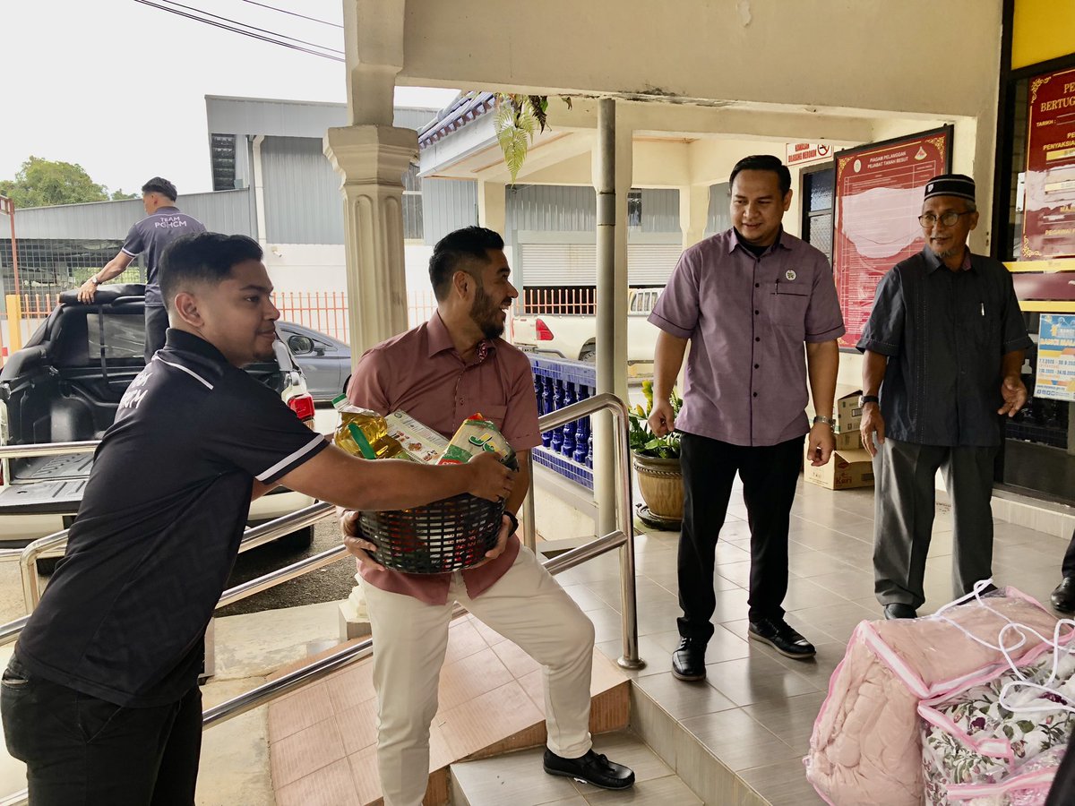 27 Dis 2022 | 3 JamadilAkhir 1444 H
Pihak Permint Granite-HCM telah menyampaikan sedikit bantuan ke Daerah Besut  salah satu daerah yg teruk terjejas akibat banjir baru-baru ini. Sumbangan ini diserahkan kepada Pegawai Daerah Besut En. Azran Amin.