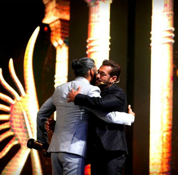SunielVShetty's tweet photo. To the super human, forever friend, brother @BeingSalmanKhan wish you a fantastic birthday and a blockbuster year ahead. Sending lots and lots of love your way! #HappyBirthdaySalmanKhan https://t.co/5pnbmQ3IVe