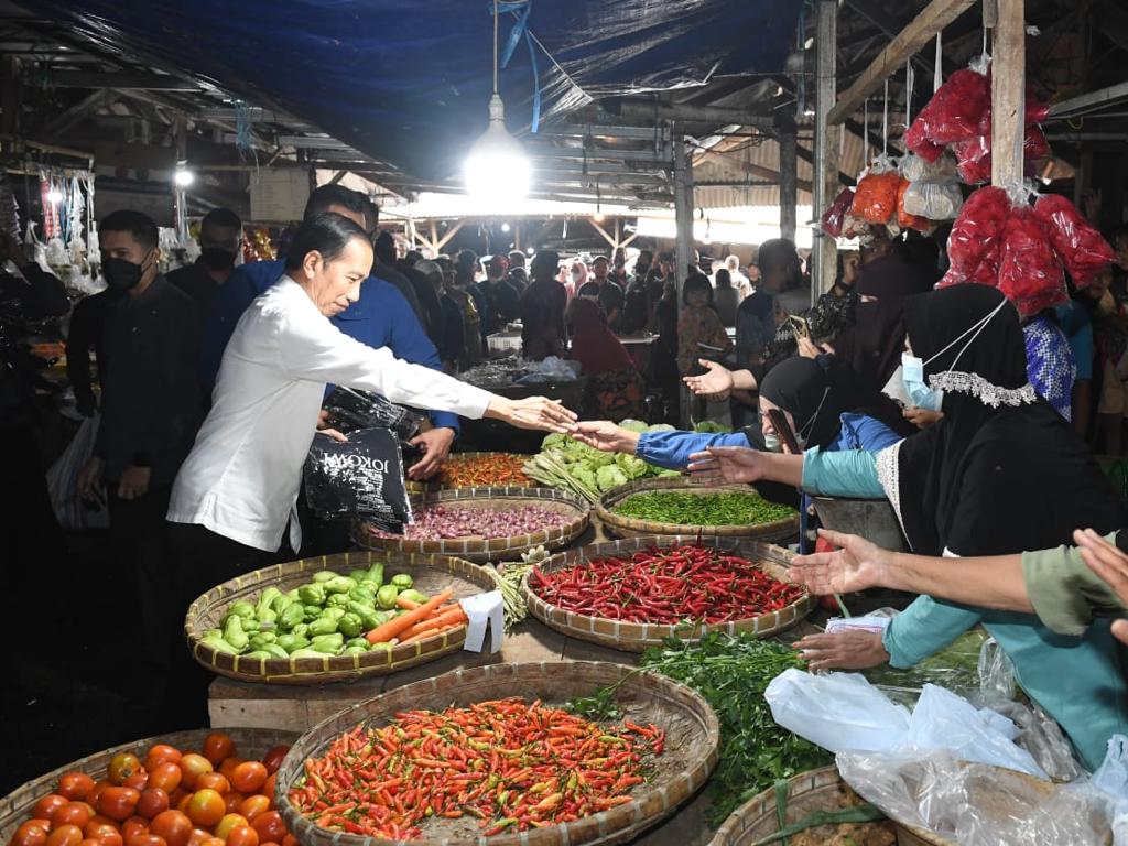 Dari Istana Bogor pagi tadi, saya menuju Kabupaten Subang, Jawa Barat dengan kendaraan darat. Saya langsung menuju Pasar Baru Subang. Di sini, saya menyerahkan bantuan modal kerja kepada para pedagang kaki lima dan bantuan tunai langsung kepada para pedagang pasar tersebut.