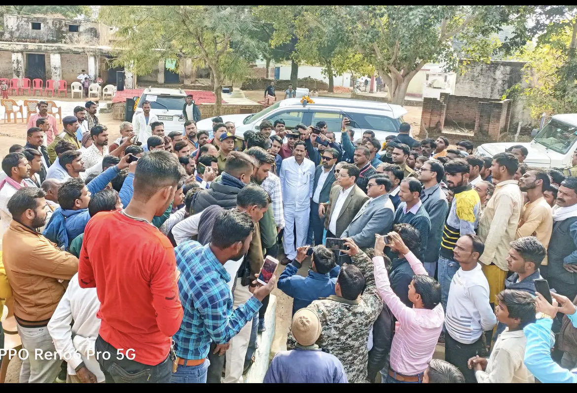 ramjigautambsp's tweet photo. कल निवाड़ी के मनिया गाँव में जाकर पीड़ित परिवार से मिला जिनका घर दबंग लोगों ने जला दिया और परिवार में सभी को बेरहमी से पिटा। पुलिस से मिलकर कार्यवाही की जानकारी ली।ग़रीबों पर अत्याचार बर्दाश्त नहीं होगा सड़क से संसद तक संघर्ष जारी रहेगा जय भीम जय भारत https://t.co/jqoLp6eBsp