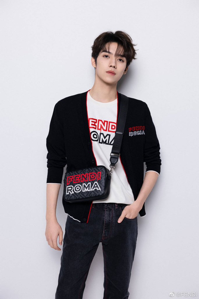 FENDI Weibo Update!

นักแสดง นักร้อง #หลัวอีโจว สวมใส่ FENDI 2023 SPRING COLLECTION ทีเชิ้ตพิมพ์ลายสีขาวพร้อมเสื้อคาร์ดิแกนในซีรีส์เดียวกัน หาซื้อได้ง่ายดาย

#LuoYizhou 
#罗一舟